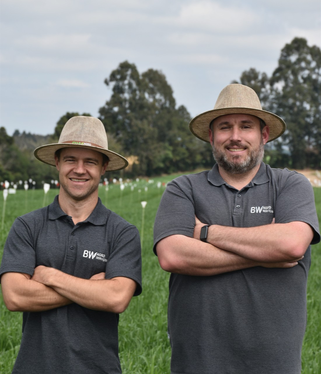 Sócios da BW Agro Serviços em área experimental